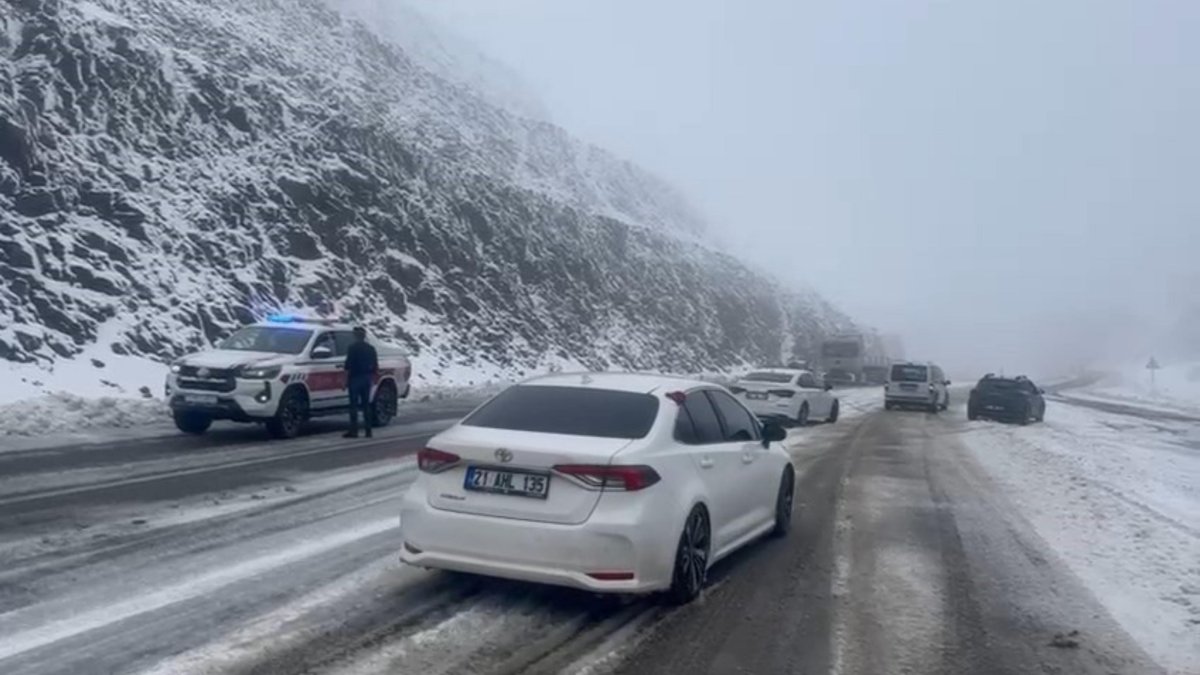 Rayîrê Amed-Çewlîgî trafîkê TIRan rê ame padayîş