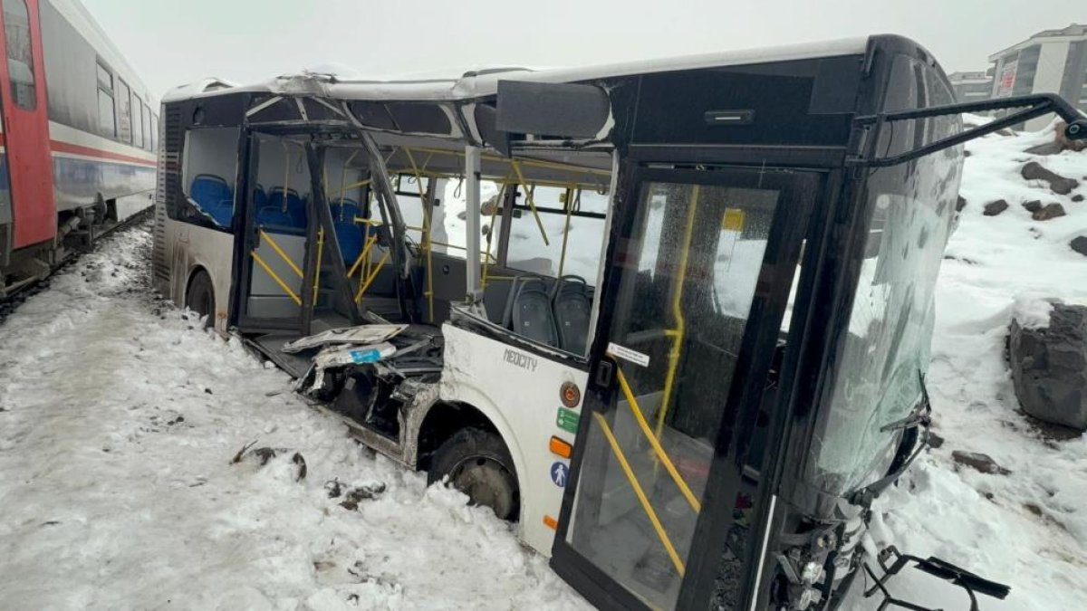 Amed de trêne da otobusa Şaredarîye ro