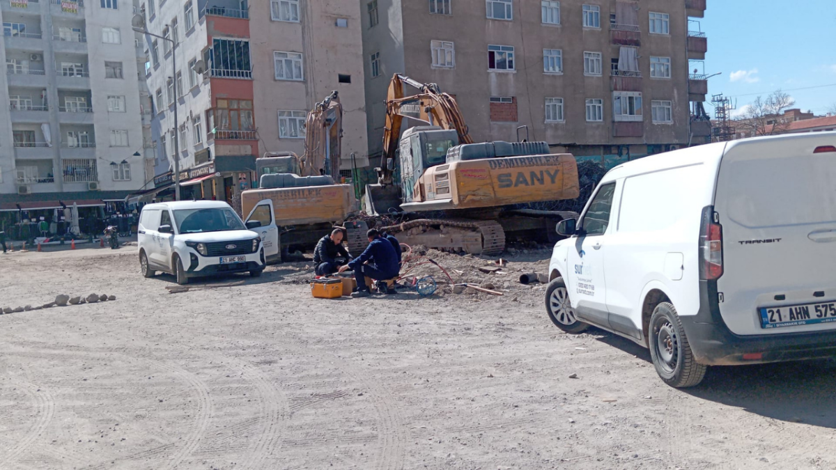 Dikandarên Amedî rê girtin: Tax di bin toz û dûmanê de ye