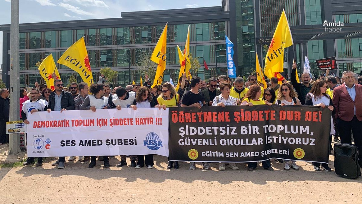 Ji mamosteyan xwepêşandan li ber Rêveberiya Perwerdehiya Neteweyî ya Amedê