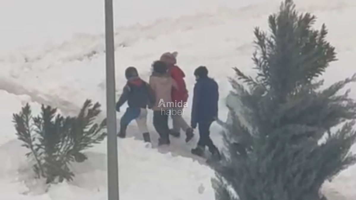 Li dijî sermayê govend: Zarokên Amedî bi govendê xwe germ dikin